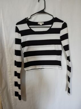 Zenana Outfitters  Girls Black & White Striped Long Sleeve Crop Top Size M